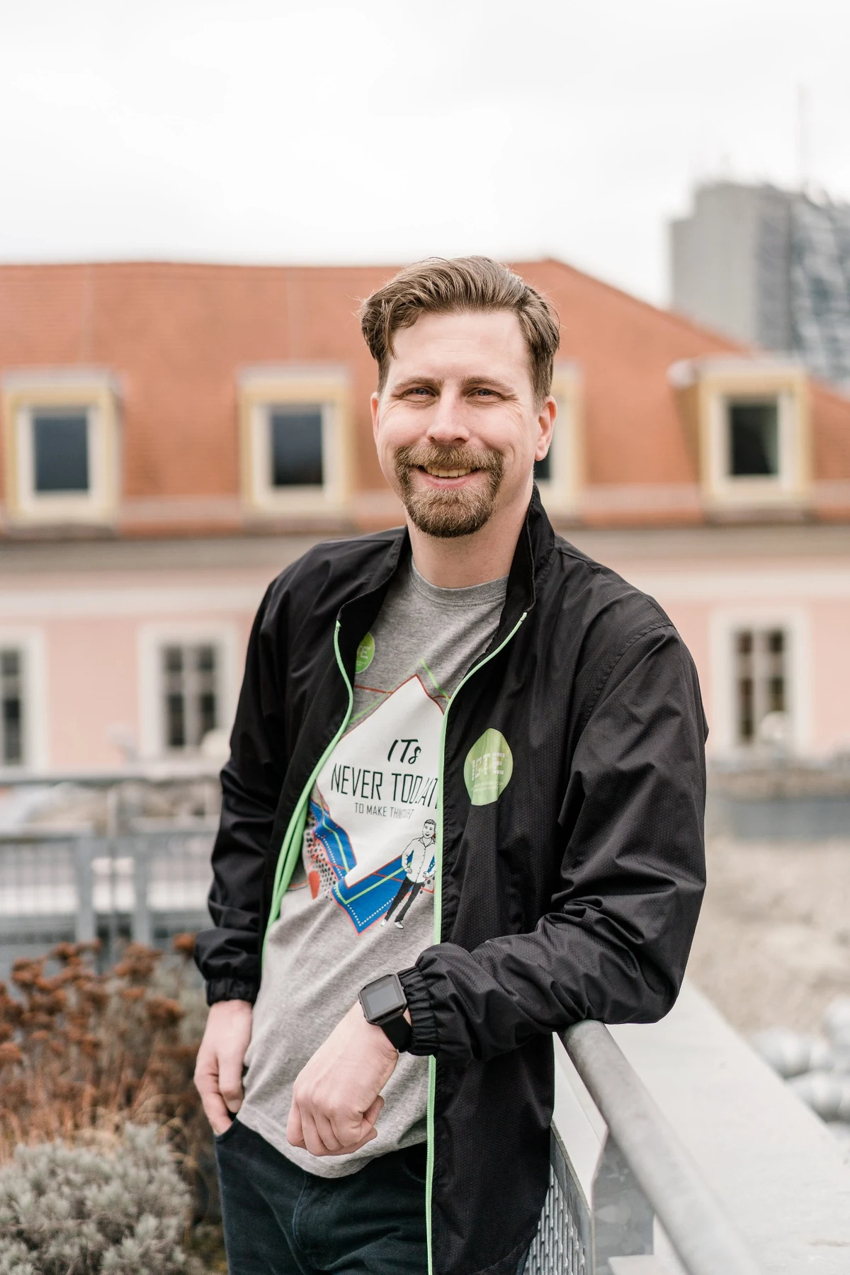 Jürgen Ebner auf einer Dachterrasse